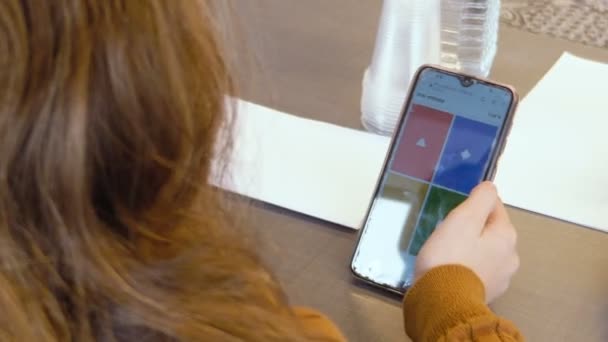 以色列特拉维夫 2019年12月27日 以色列小学白人少女表演 Kahoot 带着她的手机在教室上课 作为教育技术的在线游戏学习平台 — 图库视频影像