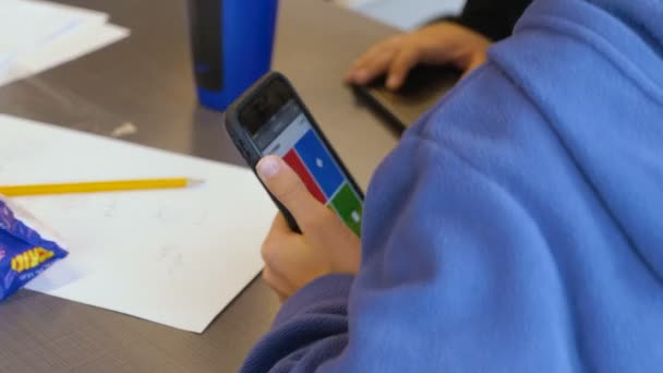 Tel Aviv Israel Dezembro 2019 Adolescentes Caucasianos Israelenses Jogam Kahoot — Vídeo de Stock