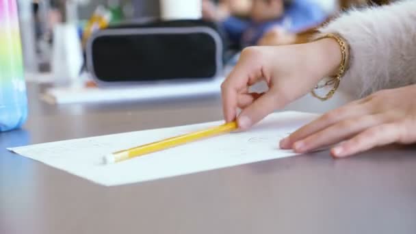 Klein Israëlisch Kaukasisch Tiener Begaafd Meisje Schrijft Een Notitieboekje Een — Stockvideo