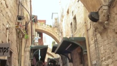 Kudüs, İsrail - 23 Mart 2019: Yerliler ve turistler Kudüs eski şehir pazarının dar sokaklarında yürüyorlar. Eski mimarisi olan Müslüman Mahallesi. Eğil..