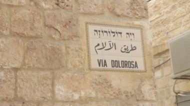 Kudüs 'teki Dolorosa sokak tabelası. İbranice, Arapça ve İngilizce yazıyor. Dolly vurdu..