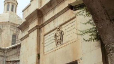 Kudüs, İsrail - 23 Mart 2019: Hristiyan turistler Kudüs 'teki Lanetlenme Kilisesi' nin ana girişine yakın yerlerdeler. Hıristiyanlık kutsal bir yer.