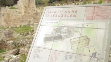 İsrail 'in Kudüs bölgesindeki Saint Anne Kilisesi Kilisesi' ndeki Bethesda ve Bizans bazilikasının kazılmış kalıntılarının haritasına yakın durun. Eski şehrin Müslüman Mahallesi 'nde yer alır..