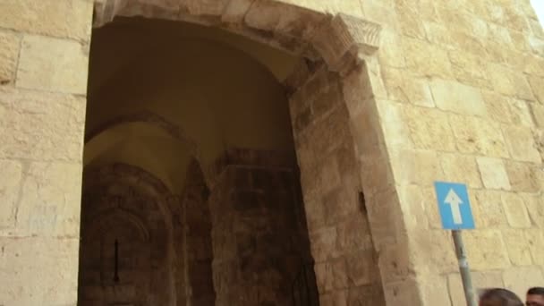 エルサレム イスラエル 2019年3月23日 観光客はエルサレム旧市街の城壁のザイオン門の脇を歩く — ストック動画