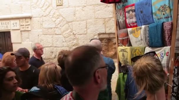 以色列耶路撒冷 2019年3月23日 参观耶稣的基督徒游客在耶路撒冷旧城的Via Dolorosa车站5手印 基督教在世界的圣地 — 图库视频影像