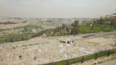 Kudüs 'ün eski şehri ve Tapınak Dağı' nın panoramik manzarası. Kehanetler Mezarlığı, Kaya Kubbesi ve İsrail 'in Kudüs kentindeki Zeytin Dağı' ndaki El Aksa Camii 'nin manzarası. Sola dönüyor.