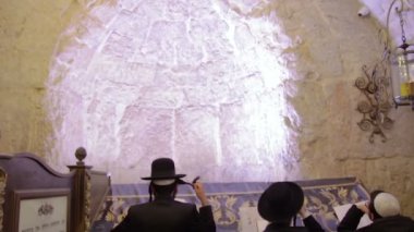 Kudüs, İsrail - 23 Mart 2019 'da Kudüs' te Kral Davud 'un mezarında namaz kılan Yahudi duaları. Erkekler tuvaleti. Zion Dağı 'nda yer alıyor..