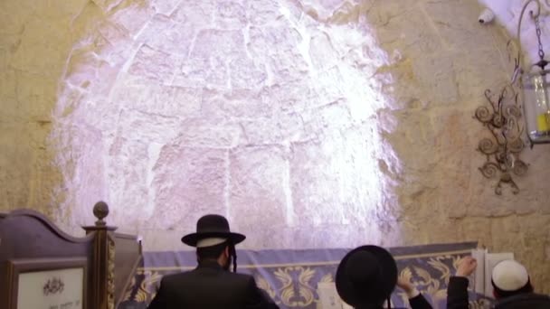 以色列耶路撒冷 2019年3月23日 犹太人在耶路撒冷的大卫王墓前祷告 男人的身边 它位于锡安山上 — 图库视频影像