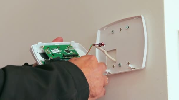 Técnico Instalando Reparando Alarma Sistema Seguridad Para Hogar Inteligente Sensor — Vídeo de stock