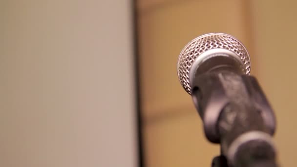 Tutup Pada Mikrofon Kondensor Dinamis Pada Berdiri Panggung Tempat Besar — Stok Video