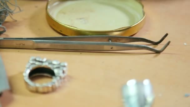 不同的金匠专业工具和银戒指内珠宝店 手工珠宝制作工具的概念 特写镜头 有选择地聚焦 — 图库视频影像