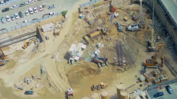 以色列特拉维夫一个建筑工地的空中景观 那里有重型设备和工人 这是Azrieli四号高楼工程的开始 — 图库视频影像