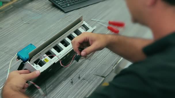 Ηλεκτρολόγος Συναρμολογεί Ηλεκτρικό Εξοπλισμό Μια Μηχανή Ένα Εργοστάσιο Κοντινό Πλάνο — Αρχείο Βίντεο