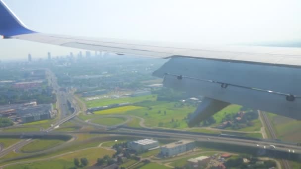 Avión Comercial Aterrizando Aeropuerto Frederic Chopin Varsovia Vista Desde Ventana — Vídeos de Stock