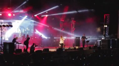 Ariel, İsrail - 01 Mayıs 2017: İsrailli şarkıcı Sarit Hadad 'ın Ariel kentinde düzenlenen 2017 Bağımsızlık Günü kutlamasında verdiği konser. İsrail 69. yılını kutluyor.