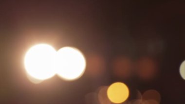 Bir müzik konserinde soyut sahne ışığı. Sahnede odaksız eğlence ışıklandırması. Bulanık disko partisi.