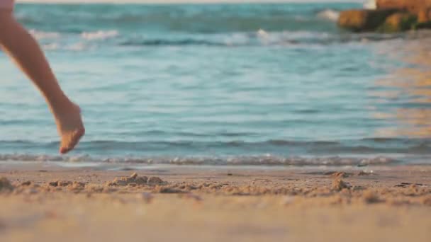 Insouciante Fille Méconnaissable Court Dans Les Vagues Eau Peu Profondes — Video