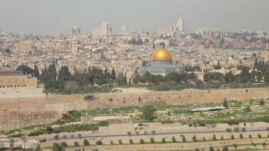 Kudüs 'ün eski şehri ve Tapınak Dağı' nın panoramik manzarasının sineması. Bir araba bir döngü içinde yolda gider. İsrail 'deki Zeytin Dağı' ndan Kaya Kubbesi ve El Aksa Camii manzarası.