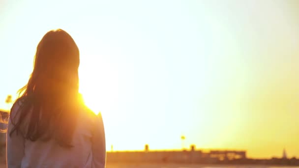 Κινηματογράφος Από Ανέμελη Αγνώριστη Κοπέλα Απολαμβάνει Ένα Όμορφο Εξωτικό Ηλιοβασίλεμα — Αρχείο Βίντεο