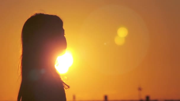 Cinemagraph Raios Sol Ilumina Despreocupado Menina Irreconhecível Goza Pôr Sol — Vídeo de Stock