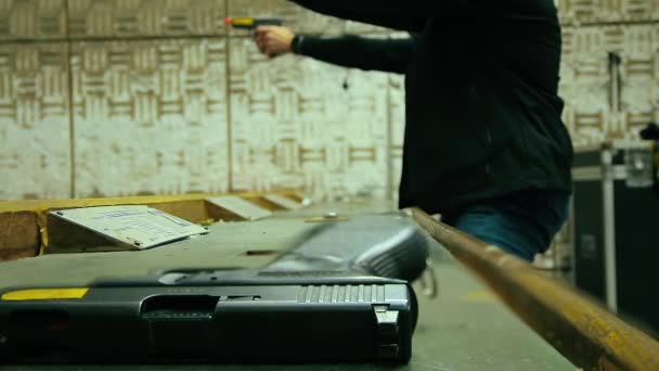 Cinemagraph Dos Hombres Irreconocibles Recargar Disparar Con Una Pistola Campo — Vídeo de stock