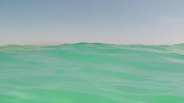 Suyun altından çekilen görüntü İsrail 'deki Ölü Deniz' in su seviyesinin üstünde ve altında görülüyor. Nazik tropikal mavi dalgalar kameranın önünden geçiyor. Pov of yüzme ya da boğulan kişi.