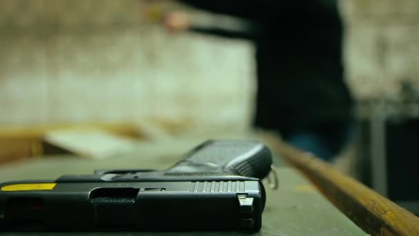 Κινηματογράφηση Από Δύο Αγνώριστους Άνδρες Πυροβολούν Πιστόλι Χιλιοστών Σκοπευτήριο Κοντινό — Αρχείο Βίντεο