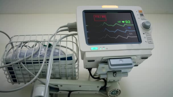 Hastanedeki Bir Hasta Odasındaki Tıbbi Monitörün Görüntüsü Elektrokardiyogram Monitöründe Kalp — Stok video