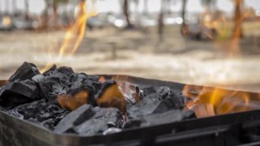 Barbekü ızgarasında yanan kömürün sineması. Kapat, seçici odaklı döngü.