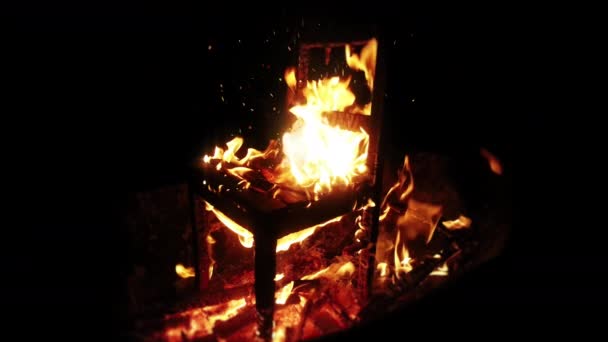 Cinemagraph Træstol Brændende Inde Bålet Tæt Gnister Stiger Fra Ilden – Stock-video