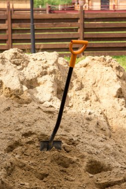 kürek kum yığınının içinde sıkışmış