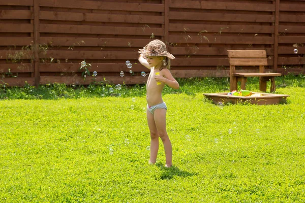 Niña jugando con burbujas de jabón — Foto de Stock