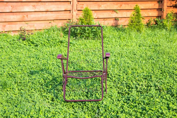 Metalen frame ligstoelen op gras — Stockfoto