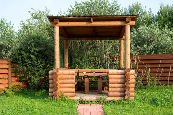 Mesa de madeira e bancos em log arbor — Fotografia de Stock
