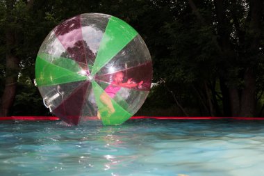 Zorb Havuzu, küçük kız
