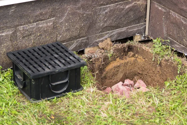 Byggandet av vatten avloppssystem i marken — Stockfoto