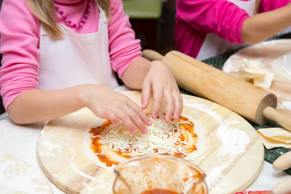 pizza pişirme aşçılar şapkalı küçük kız