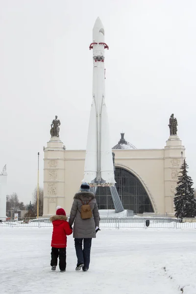 MOSCÚ, RUSIA - 15 de noviembre de 2016: madre e hija caminan a V — Foto de Stock