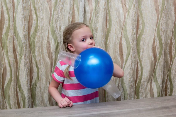 Girl spends physical experience with balloon and glasses — Stock Photo, Image