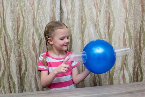 Fille passe l'expérience physique avec ballon et lunettes — Photo