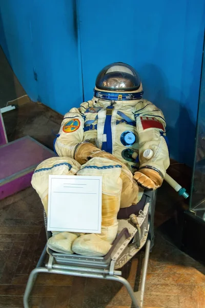 Costume spațiale în Casa Centrală a Aviației și Astronauticii — Fotografie, imagine de stoc
