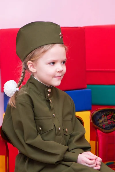 Klein meisje in de Sovjet-militair uniform en cap — Stockfoto