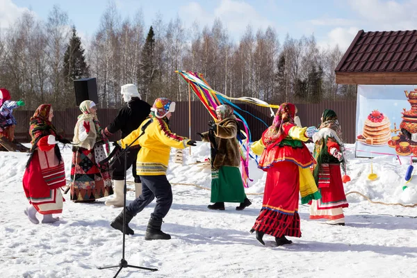 Celebración de maslenitsa en los suburbios — Foto de Stock