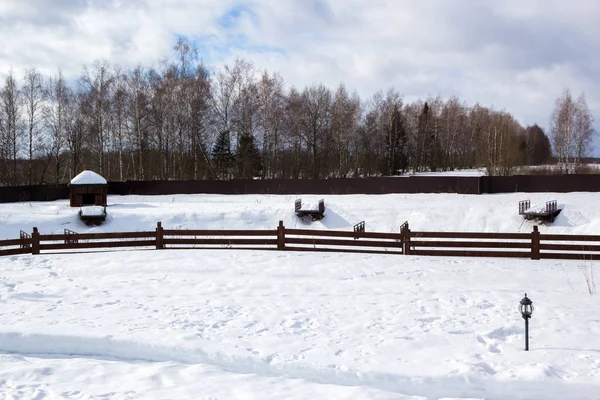 Snow-covered pond is fenced with fence — Stock Photo, Image