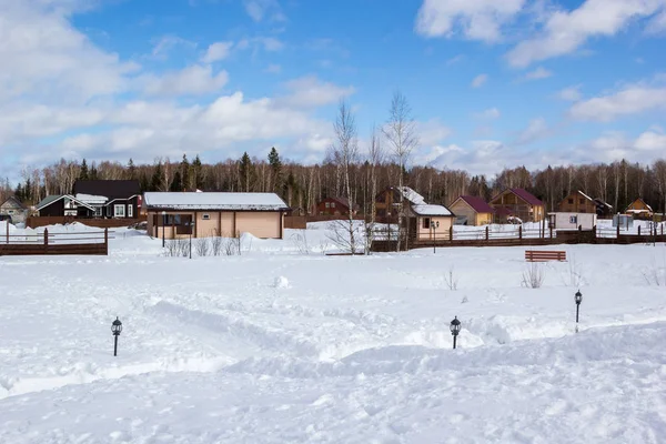 Verlassene, schneebedeckte Häuser in Vororten — Stockfoto