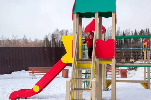 어린 소녀 onplayground 등산 이다 — 스톡 사진