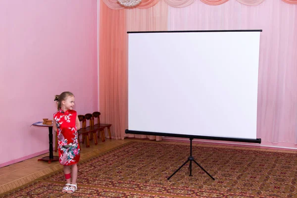 女の子が画面にプレゼンテーションを表示します。 — ストック写真