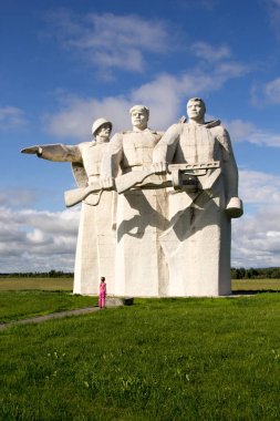 28 Panfilovtsi Anıtı küçük kız bakar