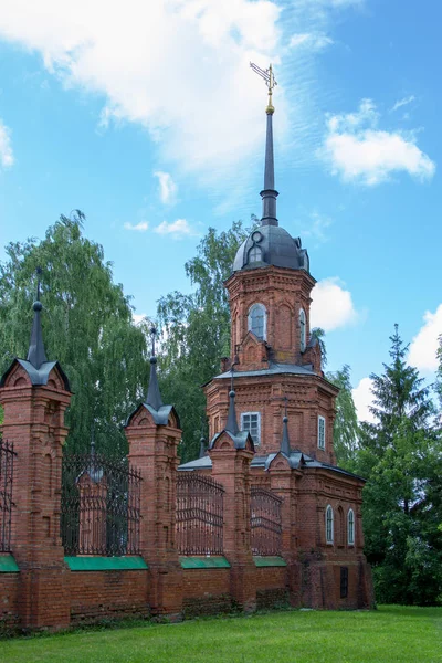 Stara wieża z czerwonej cegły i ściany w lesie — Zdjęcie stockowe
