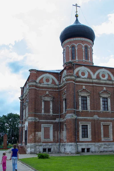 Matka i córka przejdź do stary kościół prawosławny — Zdjęcie stockowe